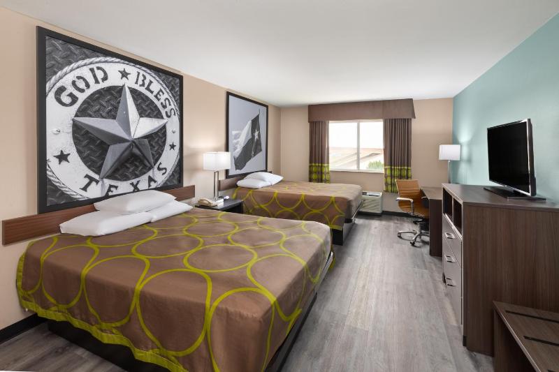 Queen Room with Two Queen Beds, Mobility Access and Bathtub with Grab Bars - Non- Smoking image 3