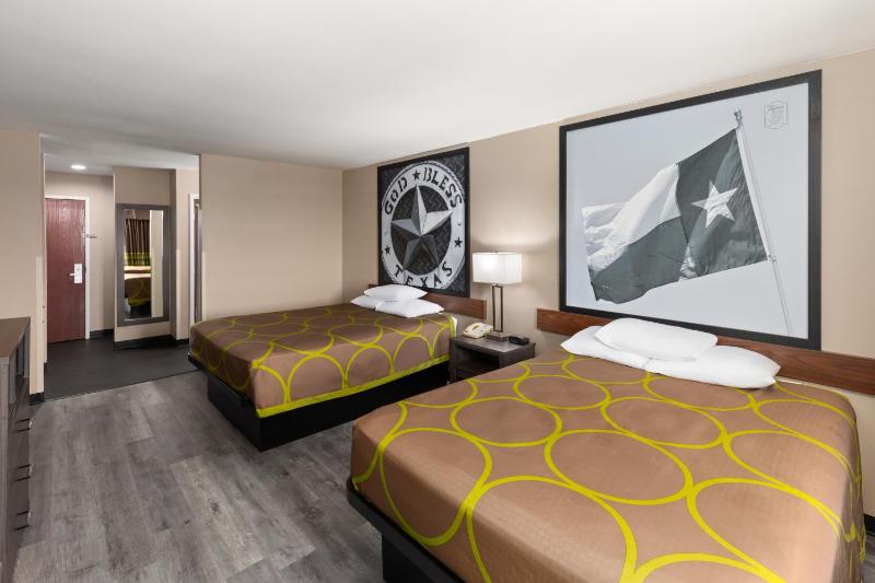 Queen Room with Two Queen Beds, Mobility Access and Bathtub with Grab Bars - Non- Smoking image 2