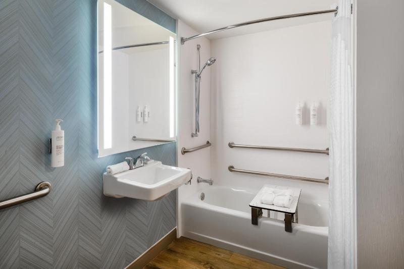 King Room with Bath Tub - Disability Access image 2