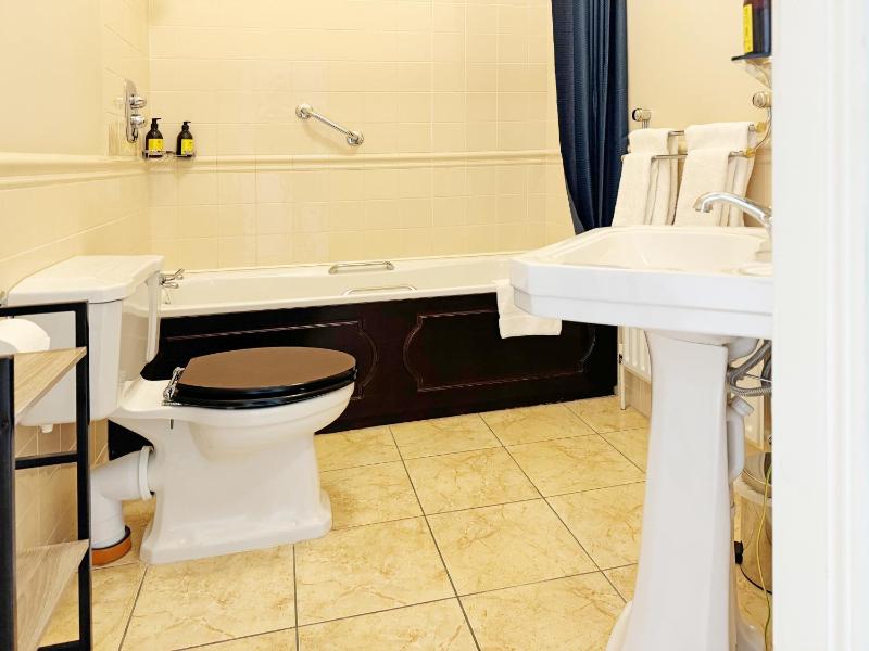 Double Room with Ocean View image 2