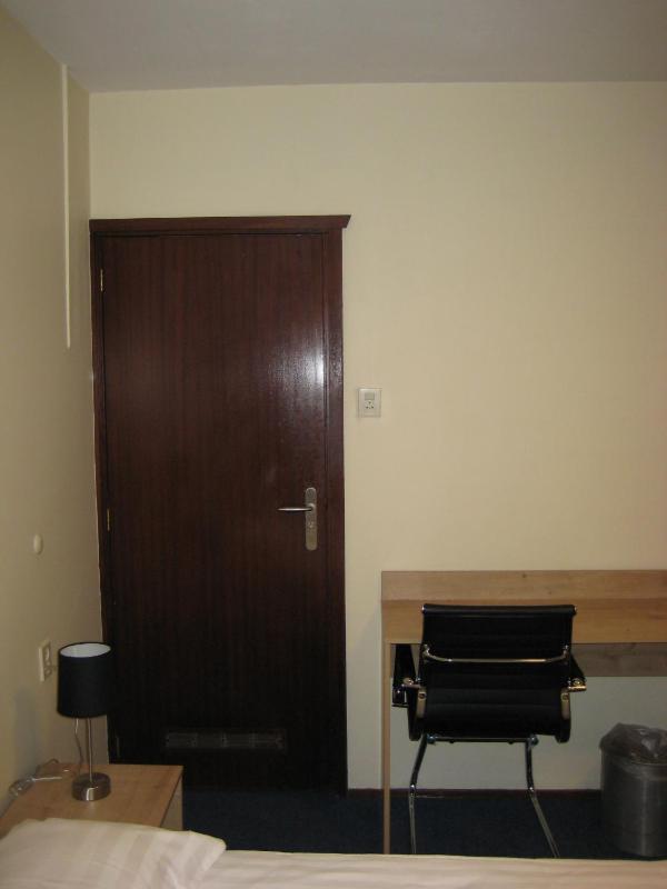 Basic Single Room with Shared Bathroom image 2