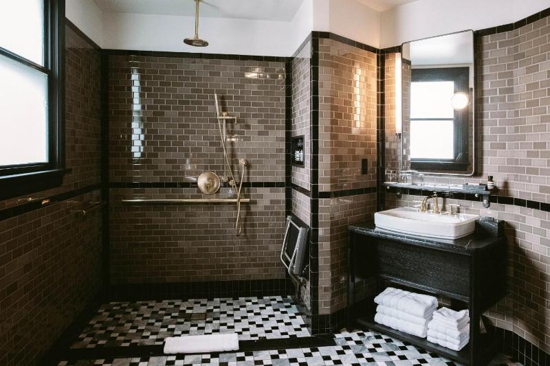 Deluxe Queen, Guest room, 1 Queen, City view image 2