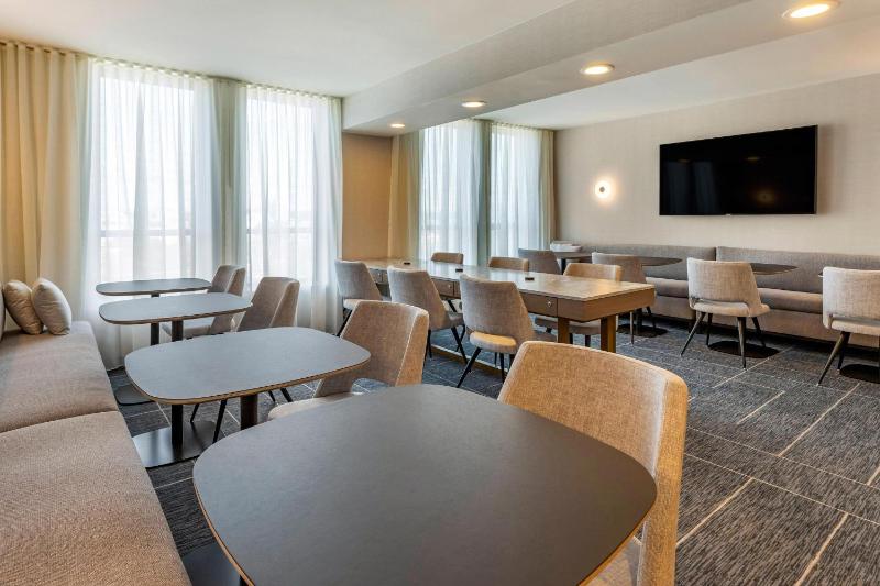 Club level, 1 Bedroom Suite, 1 King, Sofa bed image 3