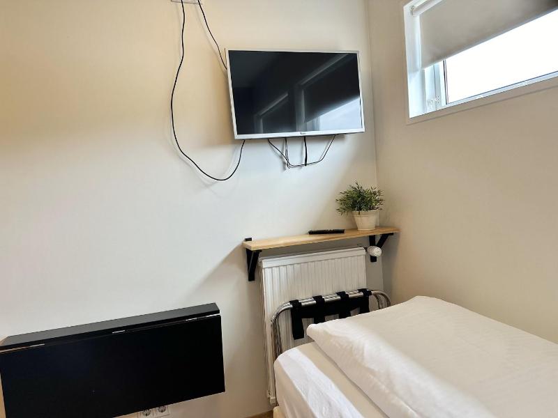 Single Room with Private Bathroom image 4