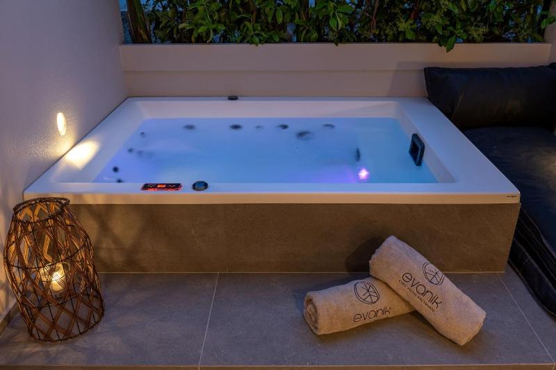 Double Room with Spa Bath image 4
