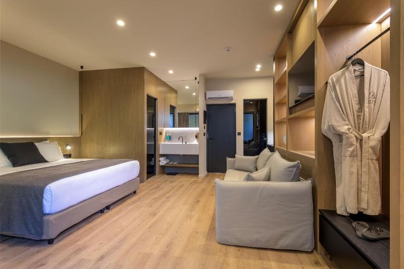 Suite with Hot Tub image 4