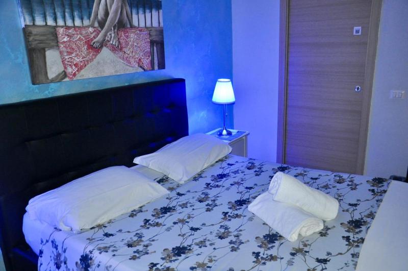 Double Room with Spa Bath image 3