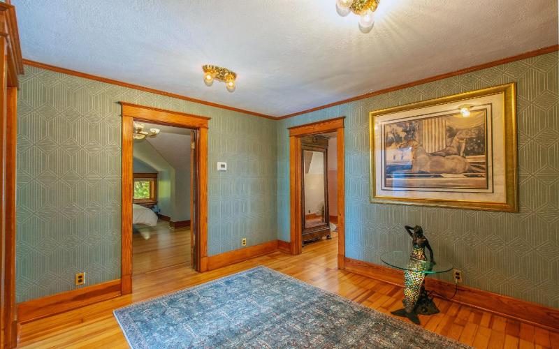 Queen Room image 2