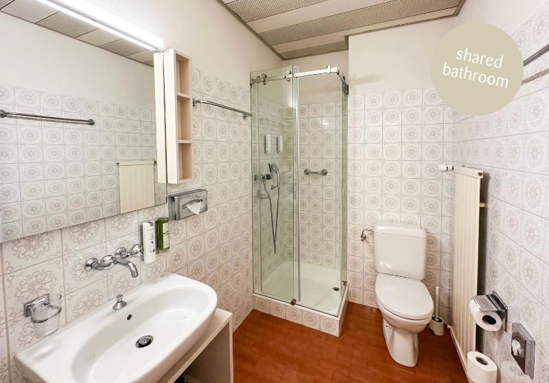 Twin Room with Shared Bathroom image 4