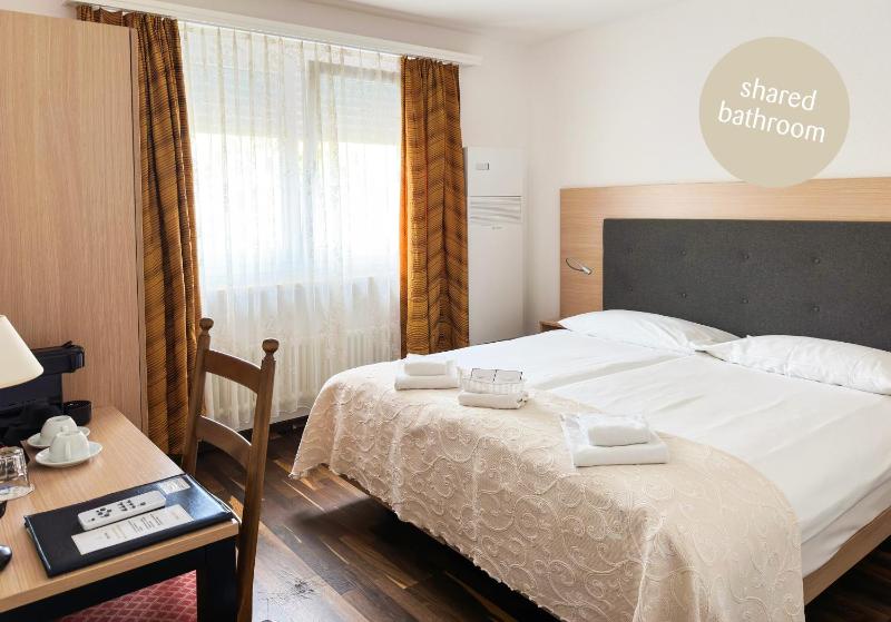 Twin Room with Shared Bathroom image 1