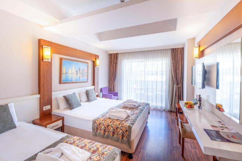 Double Room image 3