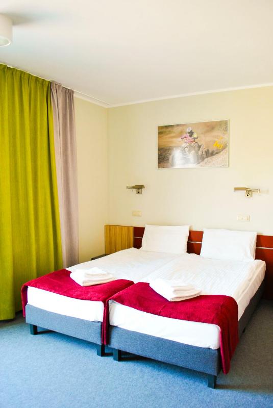Twin Room image 4