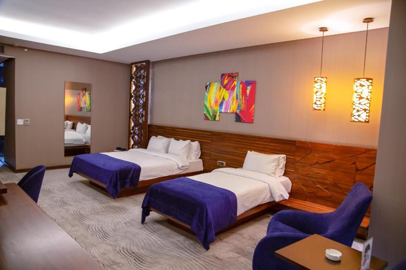 Large Family Room image 4