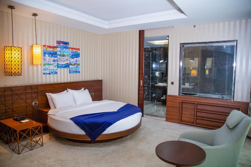 Deluxe Suite image 4
