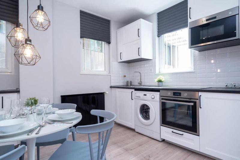 Super Central NEW apartment with air conditioning - image 4