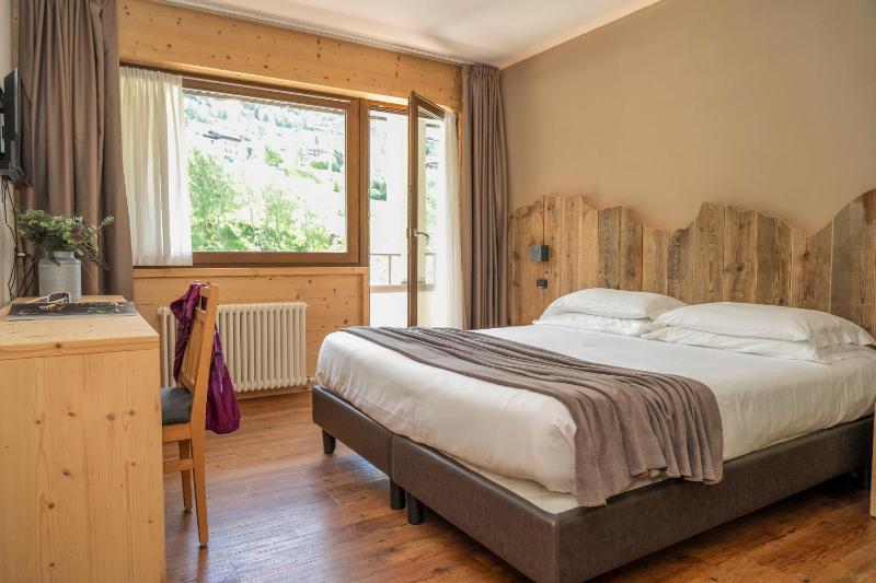 Superior Double or Twin Room with Mountain View image 1