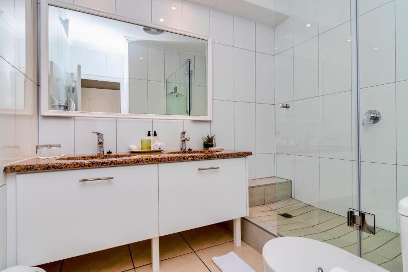 Hermanus Beachfront Lodge - image 16