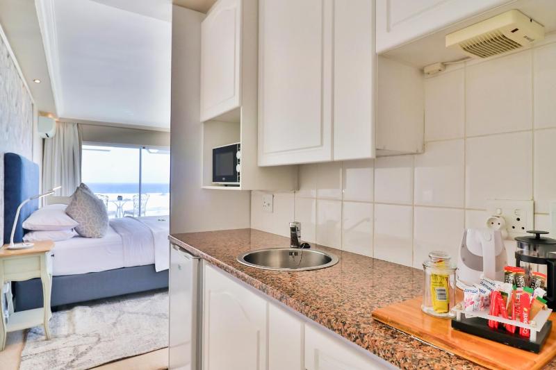 Hermanus Beachfront Lodge - image 11