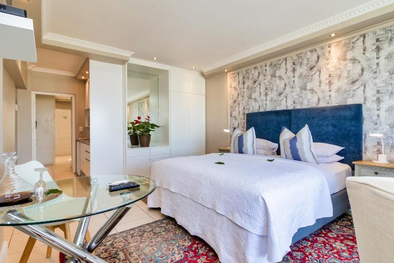 Hermanus Beachfront Lodge - image 9