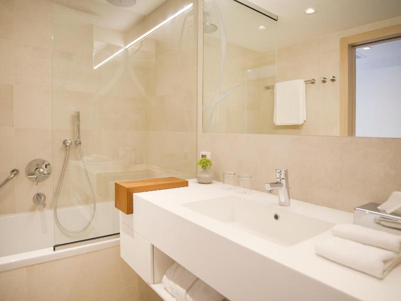 Deluxe Double Room with Sea View and Balcony image 2