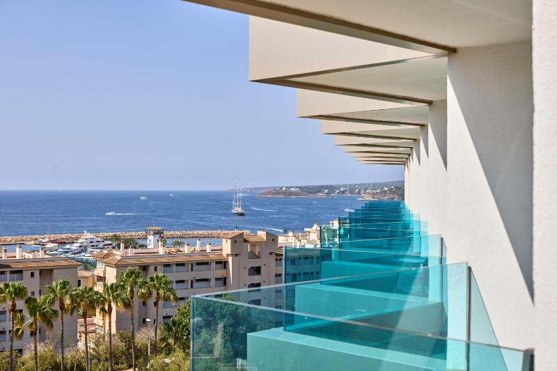 Double Room with Balcony and Sea View image 3