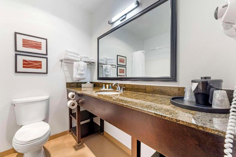 Standard King Room image 2