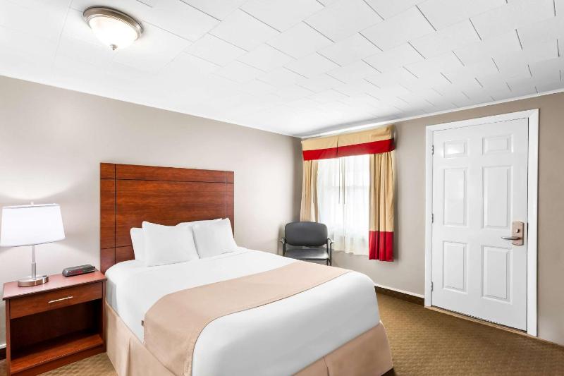 Standard Queen Room - Non-Smoking image 4