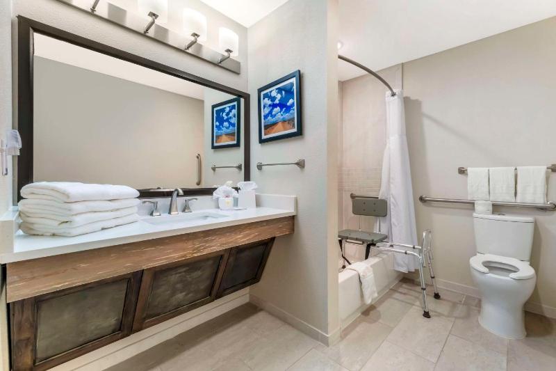 King Room with Tub - Disability Access/Non Smoking image 3