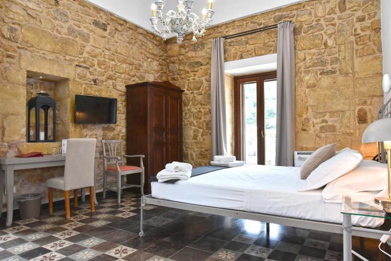 Superior Double Room image 1