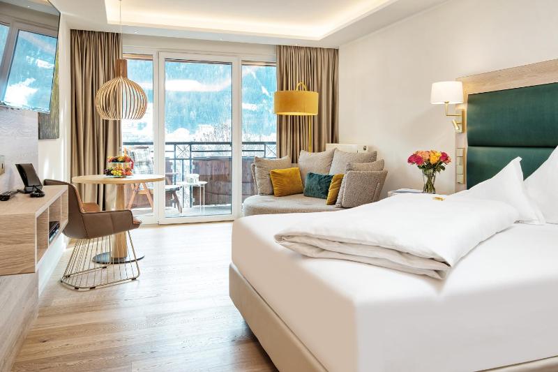 Deluxe Single Room with Balcony image 1