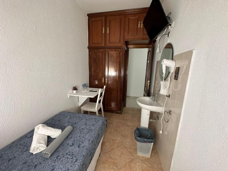 Economy Single Room with Shared Bathroom image 4