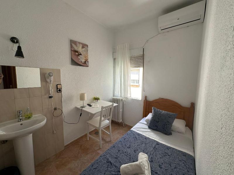 Economy Single Room with Shared Bathroom image 2
