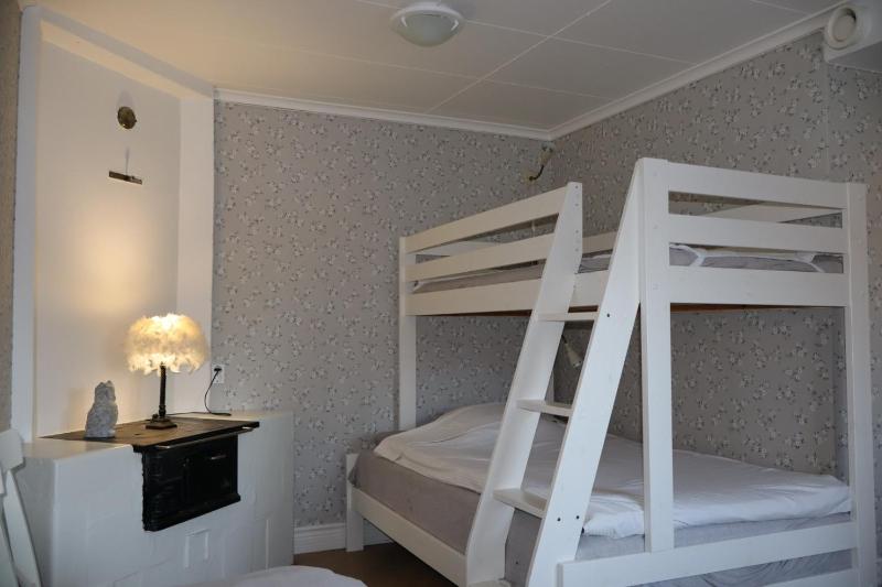 Basic Triple Room with Shared Bathroom image 3