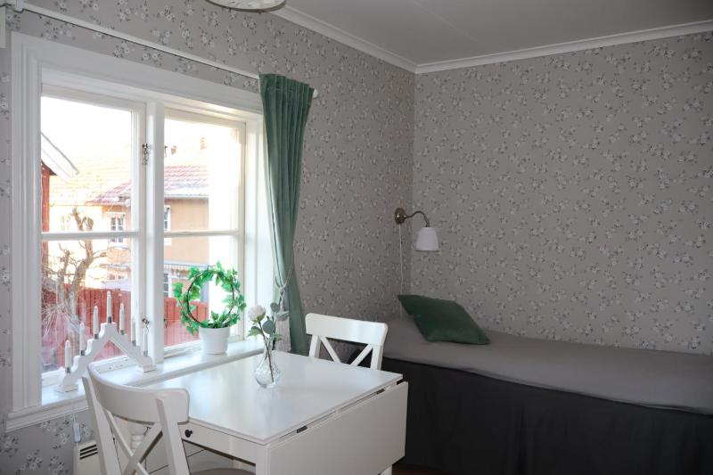 Basic Triple Room with Shared Bathroom image 1