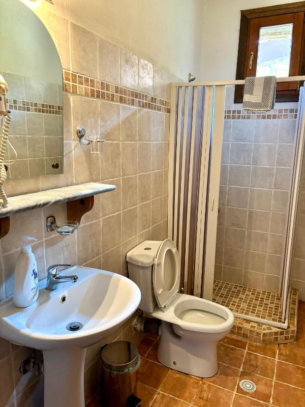 Double Room with Lake View and Fireplace image 3