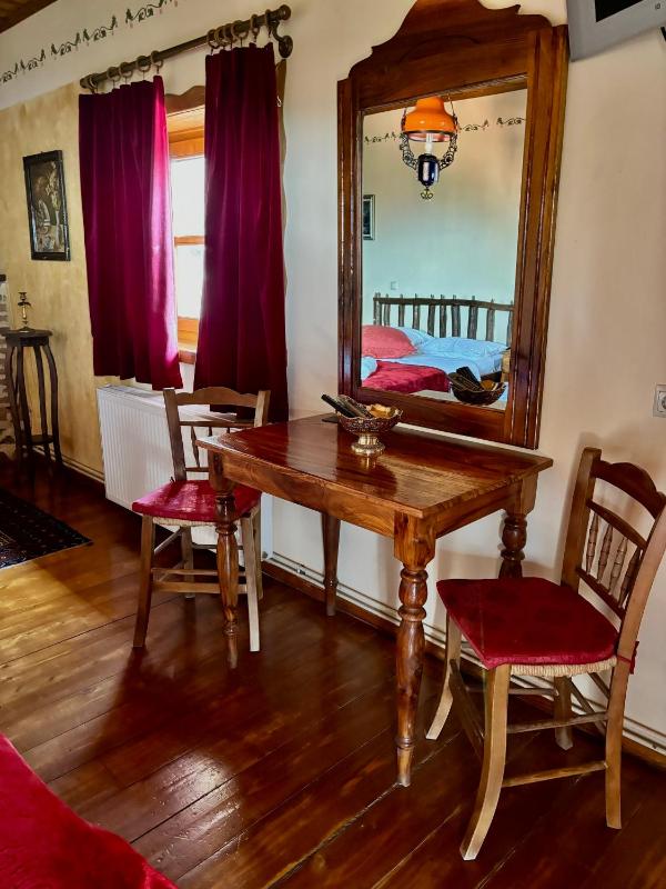 Quadruple Room with Lake View and Fireplace image 3