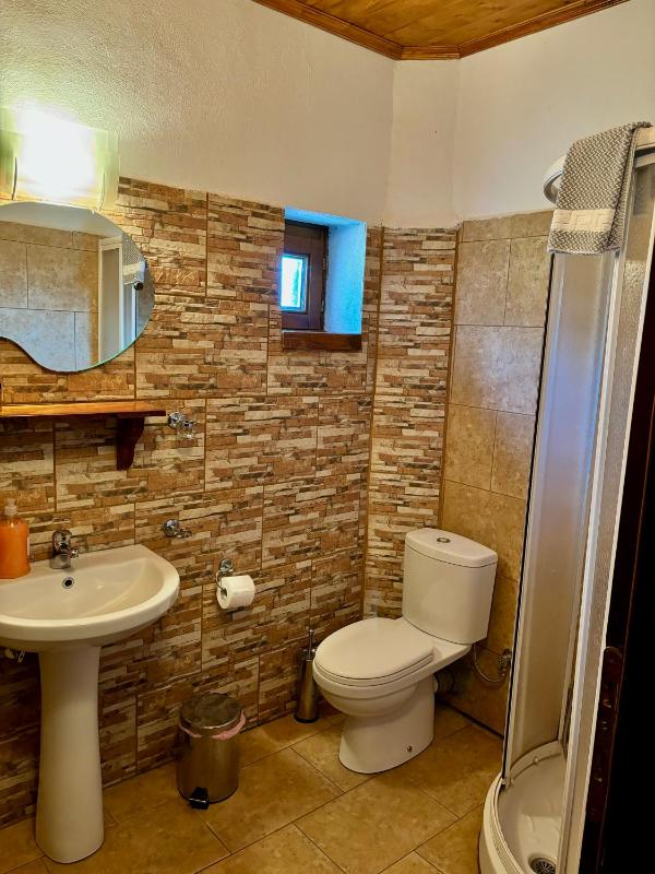 Quadruple Room with Fireplace and Mountain View image 4