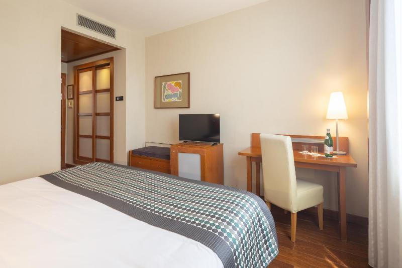 Standard Double or Twin Room image 1