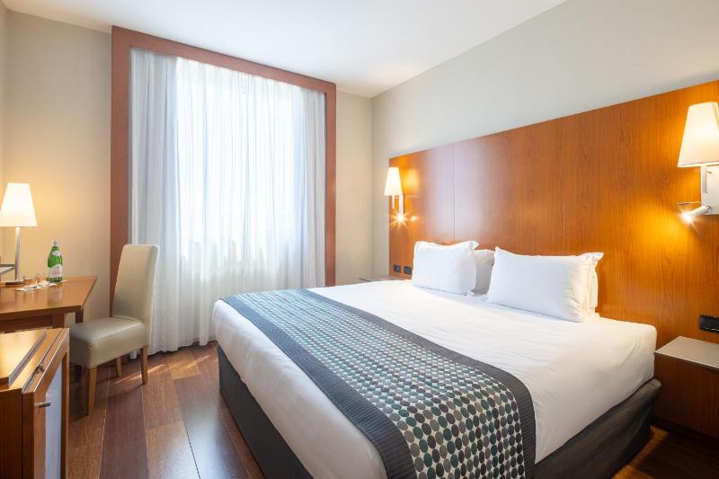 Standard Double or Twin Room image 4