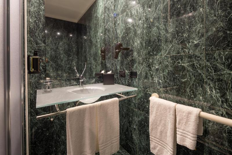 Double Room with Extra Bed image 4