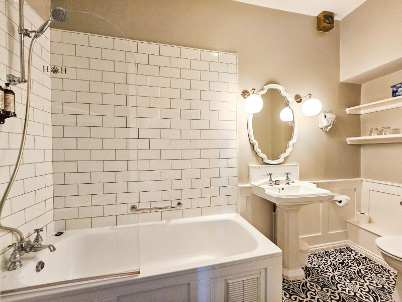 Traditional Superior Room image 2