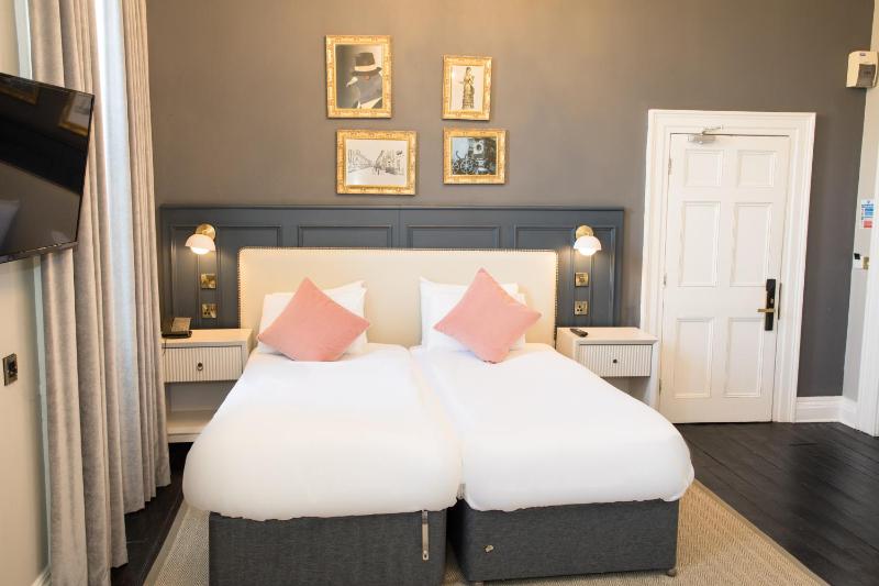 Traditional Superior Room image 4