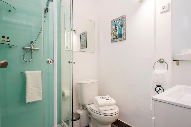 Small Double Room image 3