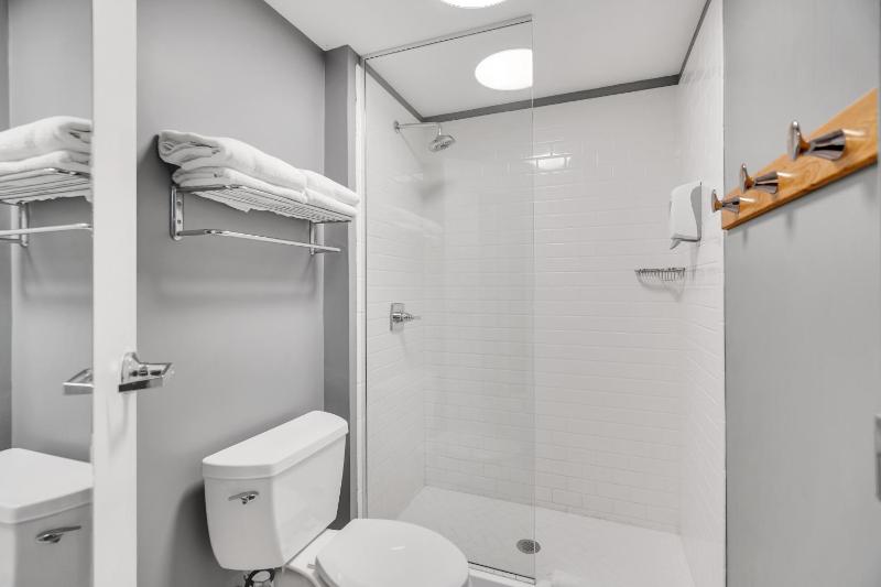 Quadruple Room with Bathroom image 2