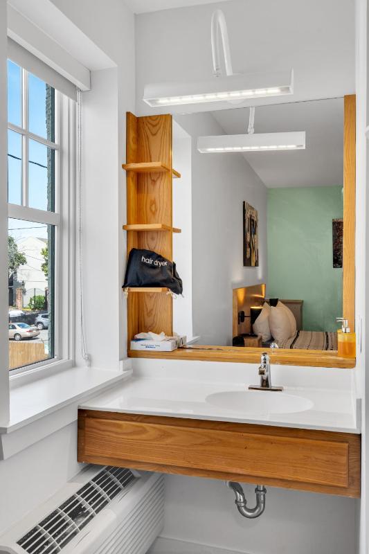 Queen Room image 2