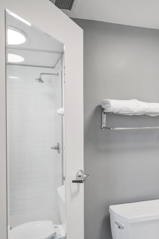 Standard King Room image 2