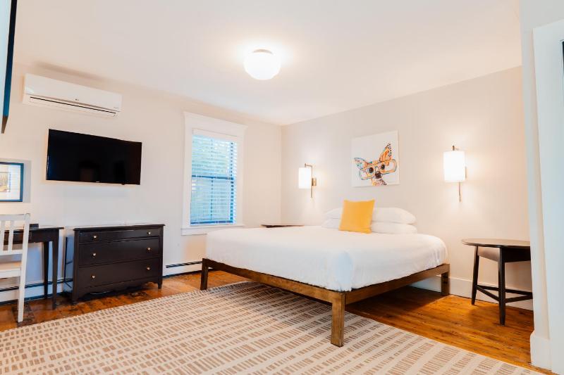 Deluxe King Room image 3