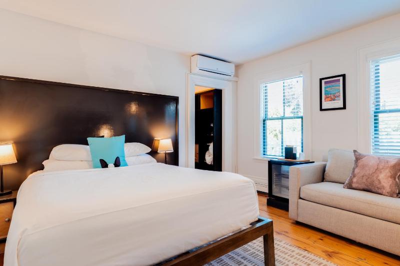 Deluxe Queen Room image 1