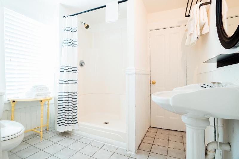 Standard Queen Room image 1