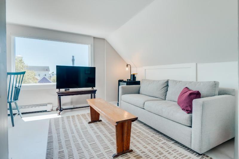 Deluxe King Junior Suite with Balcony image 4